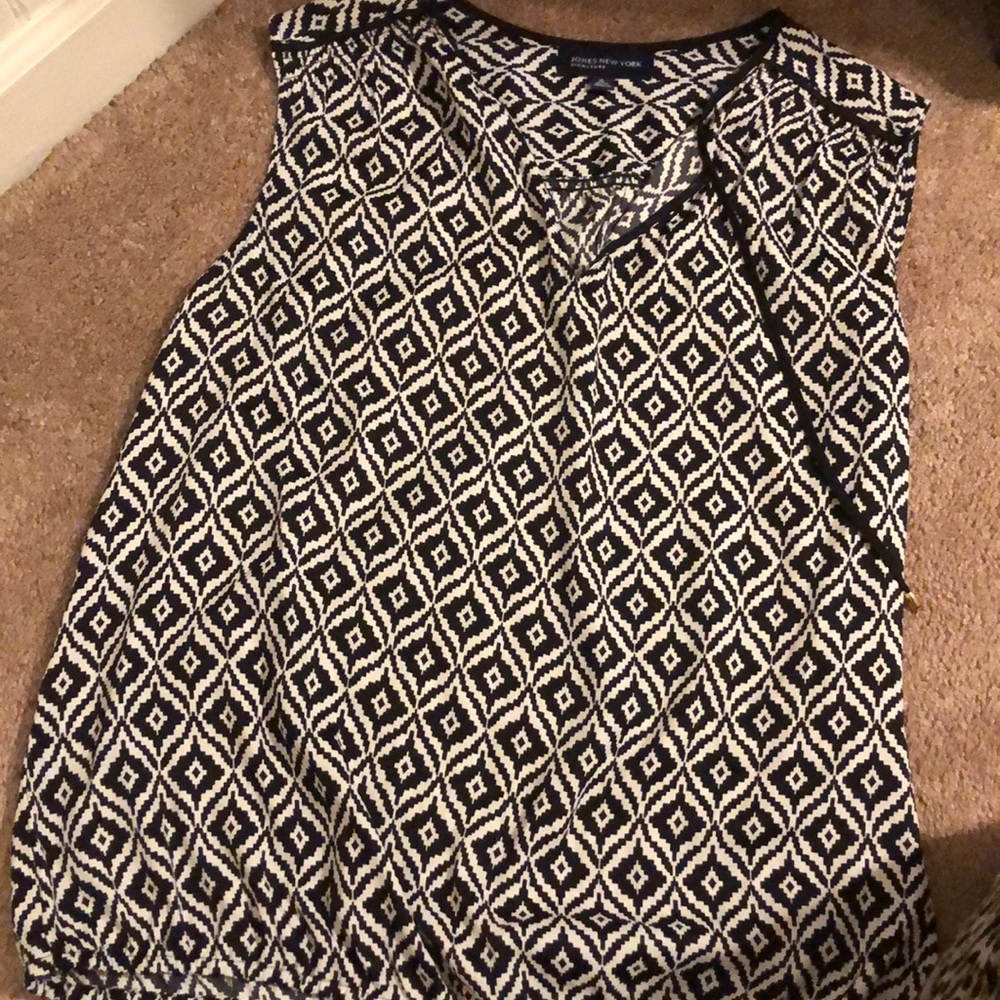 Sleeveless black/white top